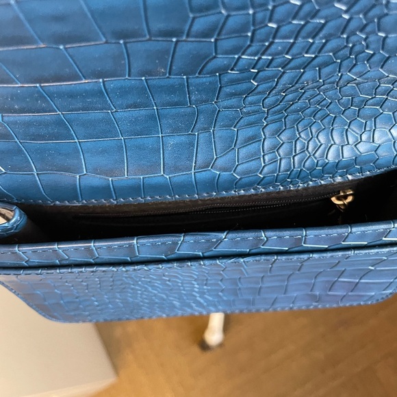 Unisex stylish shoulder bag belt bag faux crocodile leather w gold hardware - Picture 4 of 6